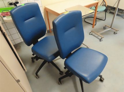 2 Bürodrehstühle mit Armlehnen Kunstleder