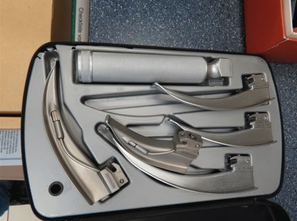 1 Warmlicht-Laryngoskope Fabr. Heine -