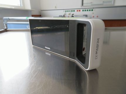 1 tragbarer Patientenmonitor Fabr. Philips