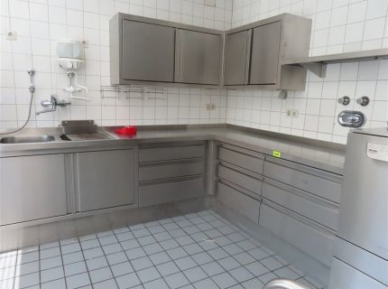 1 Eck-Edelstahl-Einbauküche bestehend aus: 1