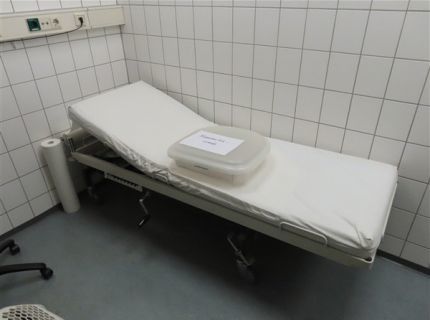 1 Behandlungsliege Fabr. Arnold weiß