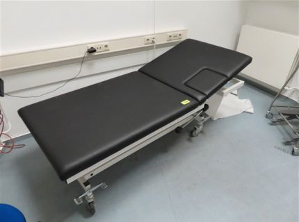 1 Behandlungsliege Lederbezug schwarz manuell