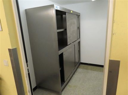 1 Edelstahl-Schrank ca. 2 m