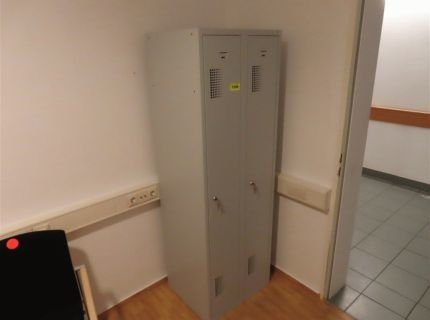 1 Spindschrank Metall grau 2-türig