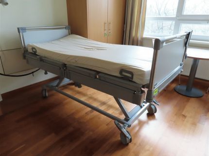 1 Patientenbett Fabr. Stiegelmeyer Typ