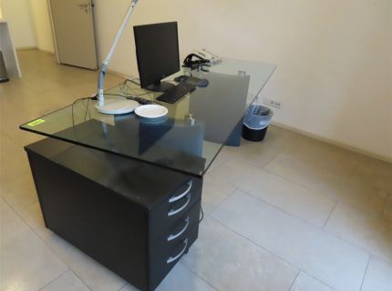 1 Schreibtisch mit Glasplatte ca.