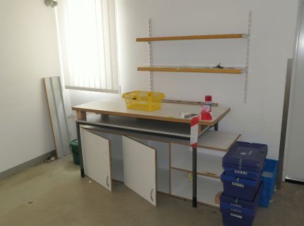 1 Versandtisch mit aufgesetzter Erhöhung