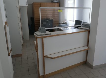 1 Empfangstheke mit Rückgebauten Büroarbeitsplatz