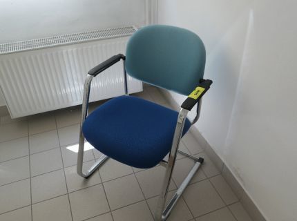 1 Besucherstuhl Stoffbezug mit Armlehne