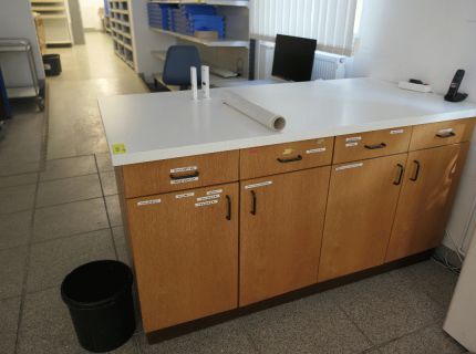 1 Versandtheke mit untergebautem Schrank