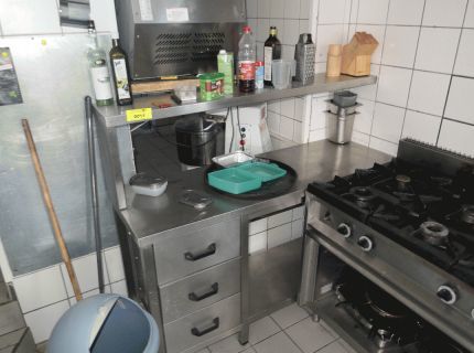 1 Vorbereitungstisch mit kleinem Überbau
