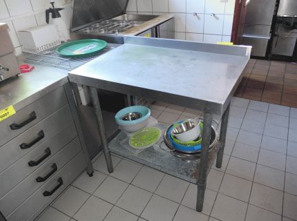 1 Beistelltisch mit Aufkantung Edelstahl