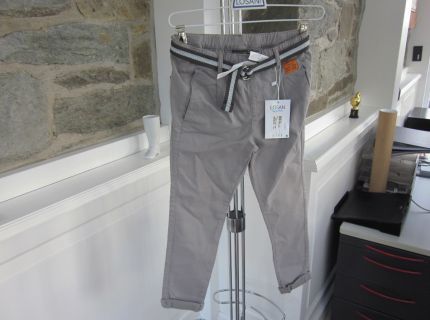 1 Jeanshose grau mit Gürtel