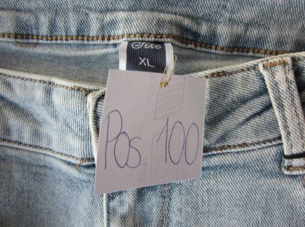 1 Schlag-Jeanshose hell mit Taschen