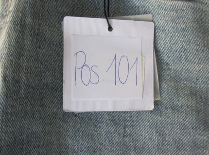 1 Schlag-Jeanshose hell mit Taschen