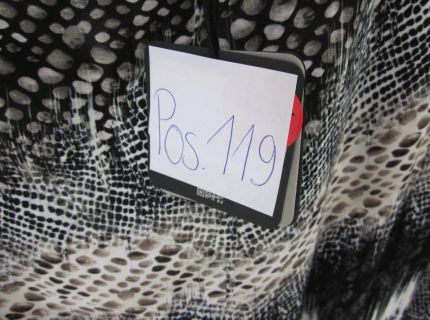 1 Kleid mit langen Ärmeln