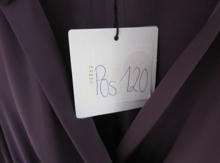 1 Kleid lila mit V-Ausschnitt