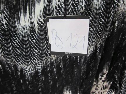 1 Kleid mit langen Ärmeln