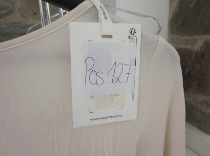 1 Langarm-Oberteril creme mit angebrachter