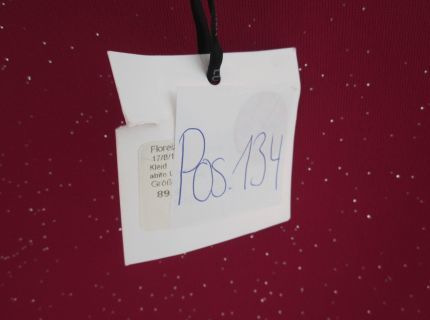 1 Rotes Kleid mit Glitzerdetails