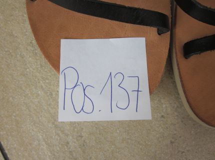 1 Sandalen mit schwarzen Schnüren