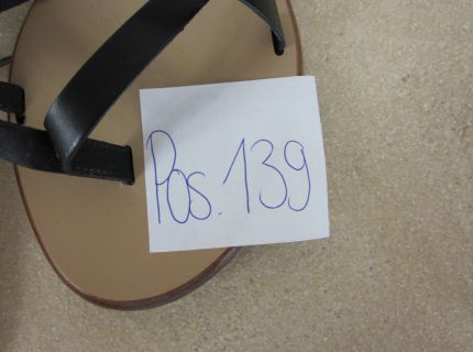1 Sandalen mit schwarzen Schnüren