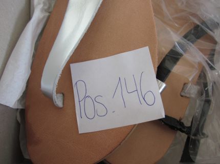 1 Sandalen mit schwarzen Schnüren