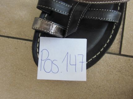 1 schwarze Sandalen mit schwarzen