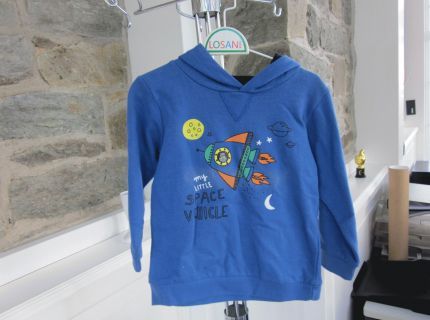 1 Kapuzenpullover blau mit Aufdruck