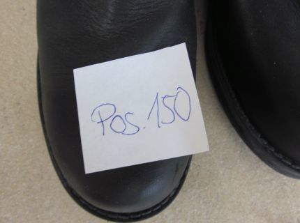 1 Stiefel schwarz mit schwarzen