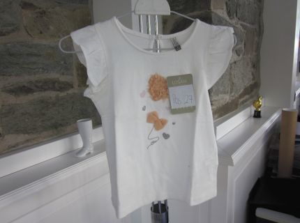 1 T-Shirt weiß mit Rüschen