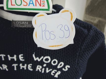1 Pulli dunkelblau mit Schriftzug