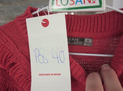 1 Pulli rot mit Fransen