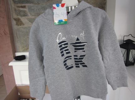 1 Kapuzenpulli grau mit Aufdruck
