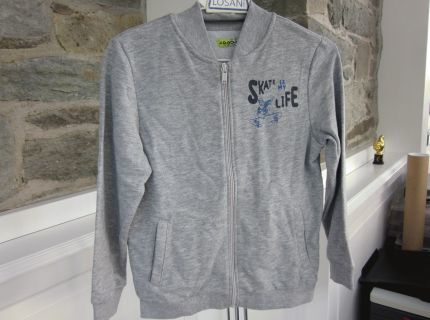 1 Jacke grau mit Aufdruck