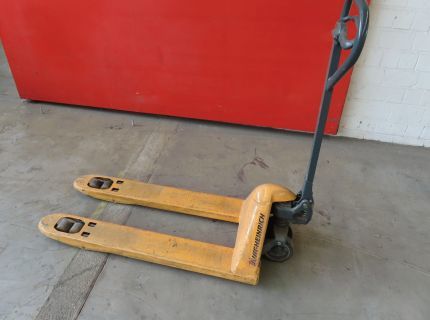 1 Gabelhubwagen Fabr.: Jungheinrich Tragfähigkeit