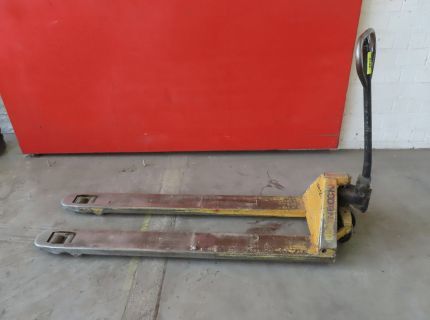 1 Gabelhubwagen mit langen Gabeln