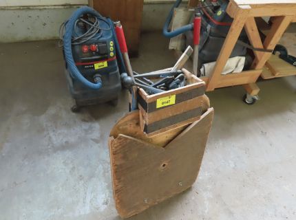 1 Sackkarre mit aufgesetztem Metallbandumreifungsgerät