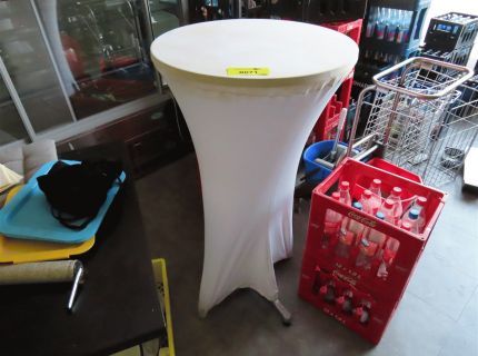 1 Bistrotisch mit Stoffhusse weiß