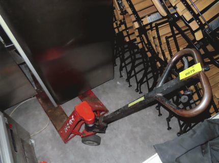 1 Handhubwagen Farbe rot