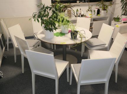 1 Sitzgruppe bestehend aus Tisch