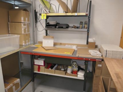 1 Packtisch mit Rückwand und