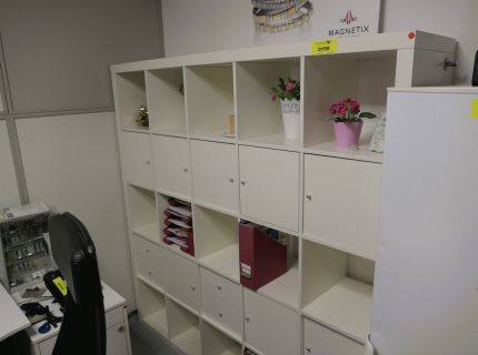 1 Würfelregal mit Schubladenauszügen und