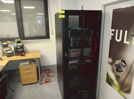 1 Serversystem bestehend aus Serverschrank