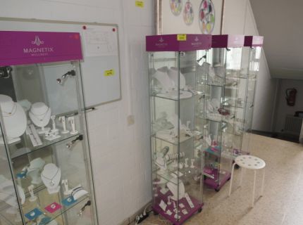 4 Show-Vitrine Werbeaufdruck Magnetix Wellness