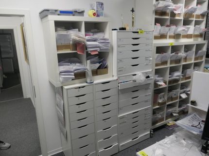 1 Schubladenregal dreiteilig