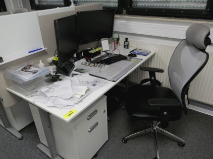 1 Doppel-Büro-Arbeitsplatz bestehend aus zweimal