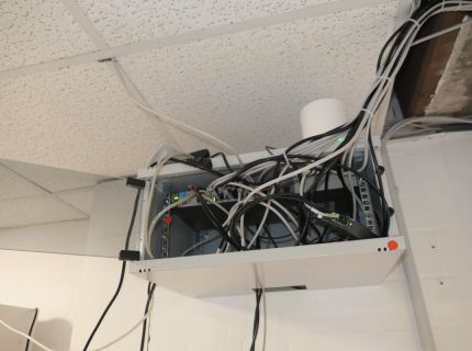 1 Mini-Serverschrank wandhängend mit Glasflügeltür