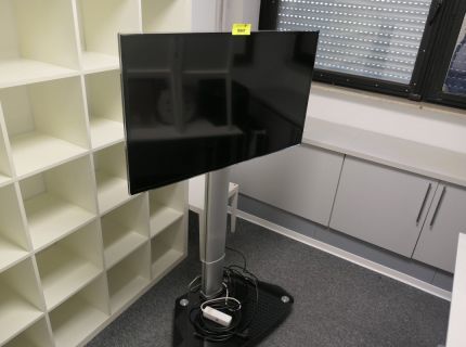 1 Display auf Rollwagen Fabrikat