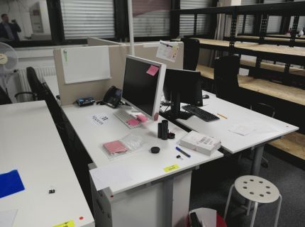 1 Vierfacher-Büro-Arbeitspl... besteht aus 4
